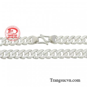 Một thiết kế dây chuyền bạc nam với nét đơn giản có lẽ chính là bí quyết tôn lên nét lịch lãm và phong trần của đấng mày râu.