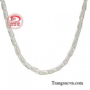 Sản phẩm được chế tác hoàn toàn từ chất liệu bạc cao cấp, có nguồn gốc xuất xứ rõ ràng, nên rất an toàn cho sức khỏe và làn da của bé. 