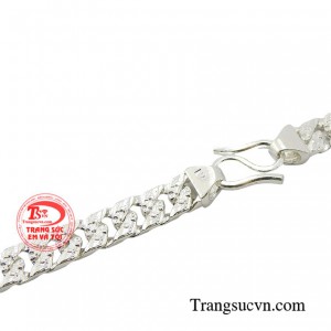 Nếu các chàng trai đang muốn sự phá cách, thu hút sự chú ý và tự tin với khả năng mix đồ cùng gu thẩm mỹ của bản thân thì chiếc dây chuyền bạc nam sẽ là một lựa chọn rất phù hợp.