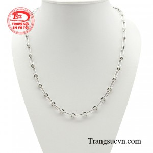Dây chuyền choker cá tính là biểu tượng trang sức theo thời gian.