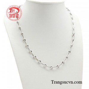 Dây chuyền choker chắc chắn không còn là phụ kiện xa lạ với các bạn trẻ.