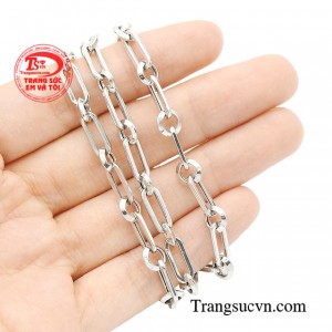 Sản phẩm là điểm nhấn cho chiếc cổ thanh mảnh của khi kết hợp cùng những kiểu trang phục hở vai, sẽ làm các nàng vô cùng nữ tính và thời thượng cá tính.