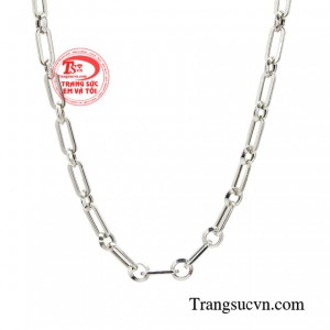 Dây chuyền choker khéo léo phối hợp cùng những bộ trang phục làm cho nàng tỏa sáng hơn bao giờ hết.