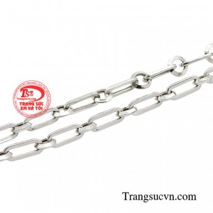 Dây chuyền choker cá tính được thiết kế dạng ôm sát.