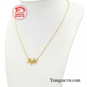 Dây chuyền chữ khắc tên theo yêu cầu là món quà được rất nhiều người yêu thích