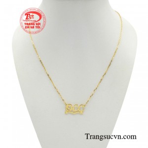 Dây chuyền chữ độc bản tuy đơn giản nhưng thanh lịch, nhẹ nhàng, tạo được sự nổi bật cần thiết và thể hiện được cá tính riêng biệt của người đeo. 