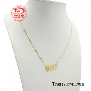 Chúng tinh tế và đầy nghệ thuật, lại giải phóng nàng khỏi những hạn chế về sự phù hợp với trang phục và nơi đến. 