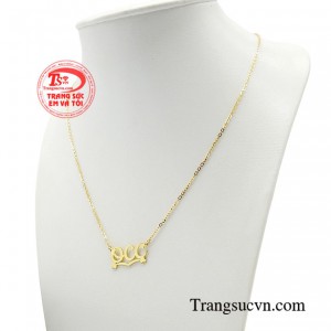 Một chiếc dây chuyền thanh mảnh được chạm khắc tinh xảo, mọi chi tiết cầu kỳ đều được lược bỏ. 