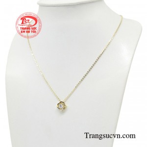 Bởi vậy, để tôn lên đường nét thanh thoát của mình, một chiếc dây chuyền nơi xương quai xanh sẽ nổi bật hơn cả. 