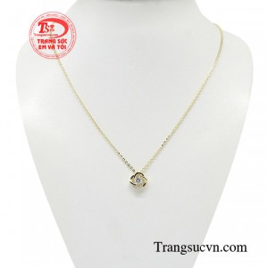 Dây chuyền duyên dáng kiêu sa có thiết kế nhẹ nhàng nhưng vẫn tạo độ lấp lánh và nổi bật cho các quý cô sành điệu.