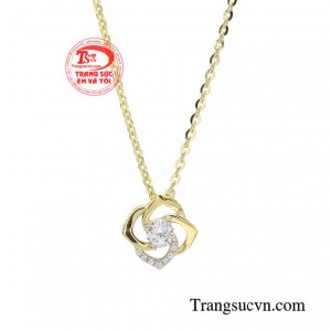 Dây chuyền duyên dáng kiêu sa phù hợp cho các quý cô công sở khẳng định cá tính riêng của mình một cách tinh tế nhất.