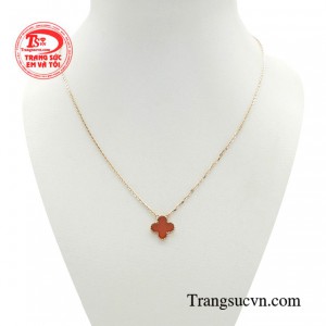 Dây chuyền quý cô duyên dáng đại diện cho tình yêu, vẻ ngọt ngào, quyến rũ pha chút gai góc và cá tính riêng biệt, tôn vinh nét đẹp hoàn mỹ của người phụ nữ. 