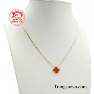 Không những vậy chiếc dây chuyền còn mang đến vẻ đẹp bền vững, trường tồn qua thời gian.