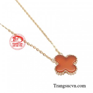Với mong muốn phái đẹp khi mang chiếc dây chuyền này sẽ tỏa sáng theo một cách riêng.