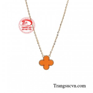 Dựa trên nguồn cảm hứng từ nét duyên dáng và kiêu sa của những quý cô hiện đại, mà tạo nên kiệt tác vẻ đẹp lạ mắt, quyến rũ của món trang sức. 