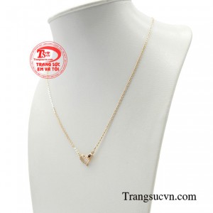 Dây chuyền thời thượng duyên dáng gói trọn yêu thương thông qua kiểu chế tác cùng chất liệu vàng hồng 18k bắt mắt, sang trọng.