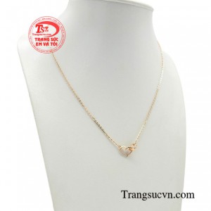 Toát lên nét kiêu sa, kiểu dáng thanh lịch, thiết kế trái tim ngọt ngào hứa hẹn là món quà tặng siêu hoàn hảo mà bạn có thể dành tặng người phụ nữ mà mình yêu thương.