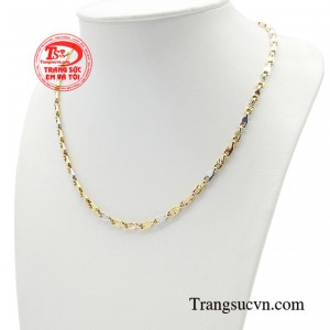 Việc đeo dây chuyền bằng vàng giúp bé thêm phần xinh xắn, lanh lợi thể hiện cá tính và sự tươi tắn hơn. 