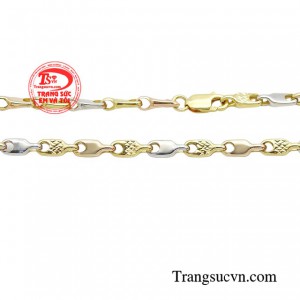 Một sợi dây chuyền vàng 18K lấp lánh sẽ là món quà ý nghĩa để bạn dành cho bé trong những dịp sinh nhật hoặc lễ, tết.