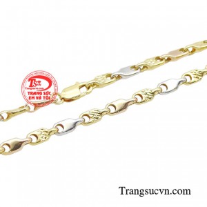 Thiết kế vàng Ý cao cấp tôn lên làn da trắng trẻo của bé.