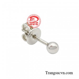 Không như những mẫu hoa tai truyền thống có họa tiết cầu kỳ, ở mẫu hoa tai này có thiết kế trơn bóng đơn giản, đem đến phong cách phóng khoáng khi đeo.