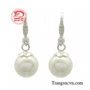 Hoa tai ngọc trai bạc tinh tế e ấp ẩn chứa sự thanh lịch, quyến rũ đến mê người.