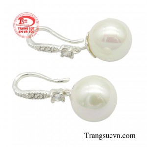 Đơn giản nhưng sang trọng, điểm nhấn khiến chị em thêm tự tin và rạng rỡ.