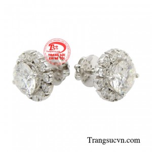 Để tạo được thiết kế ấn tượng gây sức hút như vậy, sản phẩm đã sử dụng chất liệu đá Moisanite kết hợp vàng trắng 14k giúp tăng thêm độ lấp lánh, rực rỡ.