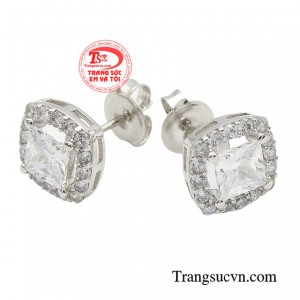 Sản phẩm được đính kết những viên đá lấp lánh sáng chói làm tăng sự tinh tế, sang trọng, quý phái cho người đeo nó.