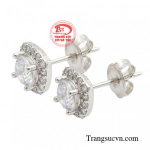 Nó có khả năng hô biến mọi khuôn mặt trở nên lung linh một cách kỳ diệu, tăng thêm phần nữ tính, duyên dáng và sang trọng.