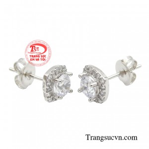 Được đính đá Cz lóng lánh theo mọi chuyển động.