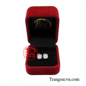 Một đôi hoa tai nhấn nhá sẽ là điểm nhấn hoàn hảo, giúp tổng thể hài hòa hơn.