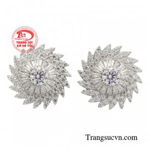 Hoa tai quý cô thời thượng rũ bỏ hình ảnh nhàm chán, đơn điệu, đem đến sự lộng lẫy sang trọng trong từng chi tiết của thiết kế. 