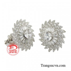 Đôi hoa tai là điểm nhấn giúp cô gái trở nên hấp dẫn hơn. 