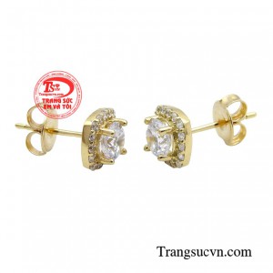  Không những vậy, hoa tai thời thượng duyên dáng rất được phái đẹp đón nhận nhờ vào sự sang trọng cũng như tôn lên vẻ đẹp của người phụ nữ khi sử dụng. 