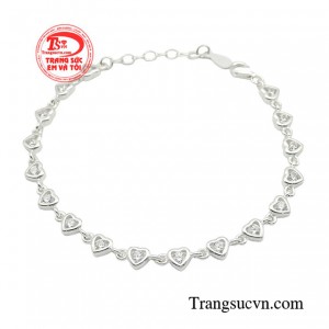 Lắc tay bạc duyên dáng được làm từ bạc 925 cao cấp mang đến vẻ ngoài sáng bóng cùng với chất lượng đạt chuẩn.