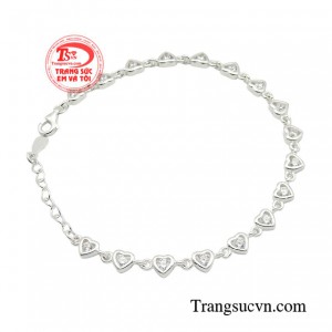 Đeo một chiếc lắc bạc trên tay cũng tạo điểm nhấn cho phong cách của bạn thêm thời thượng, sang trọng hơn.