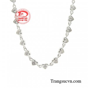 Cùng với đó thiết kế tinh xảo, gam màu bạc đính đá cho lắc tay nhỏ xinh