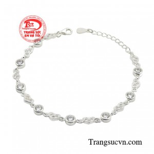 Lắc tay bạc thanh lịch không chỉ là một món trang sức xinh xắn, đáng yêu