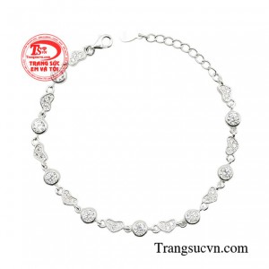 Có nhiều giá trị khác bởi chất liệu bạc có công dụng tránh gió, mang năng lượng tích cực và thu hút những điều tốt lành.