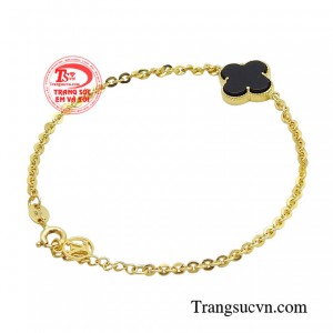 Một người phụ nữ xinh đẹp, lịch thiệp luôn biết mình cần gì để thu hút sự chú ý, khẳng định vị trí của mình.