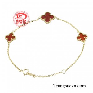Lắc tay thời thượng duyên dáng là một phần quan trọng góp mặt trong sự hoàn thiện hình ảnh của phái nữ.