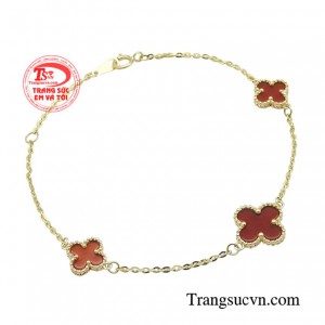 Sản phẩm kết hợp hài hòa giữa vàng màu với thiết kế tinh xảo giúp bạn gái thêm phần ấn tượng và tự tin hơn trong những bữa tiệc.