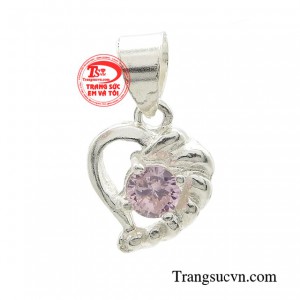 Mặt bạc trái tim yêu thương được làm từ chất liệu bạc 925, là chất liệu có khả năng hút mồ hôi, kỵ gió, nhận biết độc tố và kháng khuẩn.