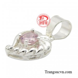 Chúng có khả năng bị xỉn màu khi phản ứng với những chất độc hại từ cơ thể người đeo hoặc từ môi trường.
