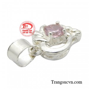 Không những vậy từng chi tiết nhỏ của chiếc mặt dây đều được gia công tinh xảo nhằm đem đến sự hoàn hảo nhất cho người đeo.