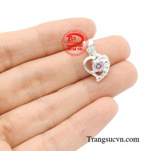 Giúp bạn thỏa sức kết hợp linh hoạt với nhiều mẫu dây khác nhau, tha hồ trưng diện mà không lo đụng hàng.