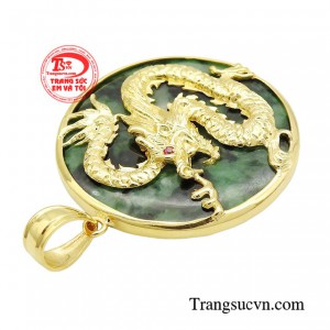 Mặt dây bọc rồng phú quý là vật phẩm phong thủy mang lại tài lộc, vinh hoa cho quý nhân sở hữu.