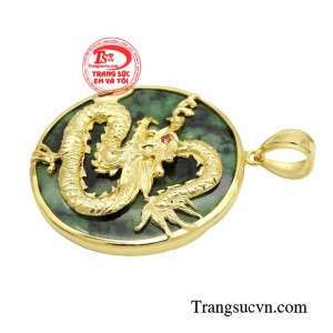 Hình ảnh Thần Long được chế tác bằng chất liệu vàng 18K nổi bật trên nền ngọc cẩm thạch càng tôn lên khí phách của Thần Long.