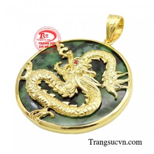 Với sự am hiểu về phong thủy và đầu tư trong khâu thiết kế, mặt dây rồng được nghệ nhân chạm khắc rõ nét, tỉ mỉ với thần thái uy phong.